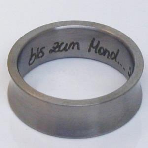 Titanring Konkav mit Freehand Lasergravur